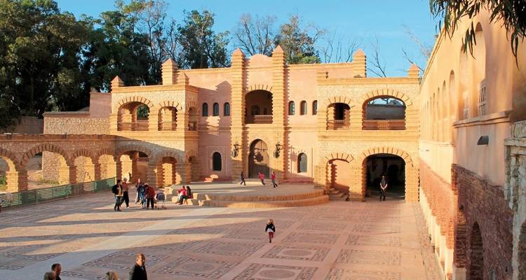 Offener Innenhof mit spielenden Kindern in Meknes, Marokko.