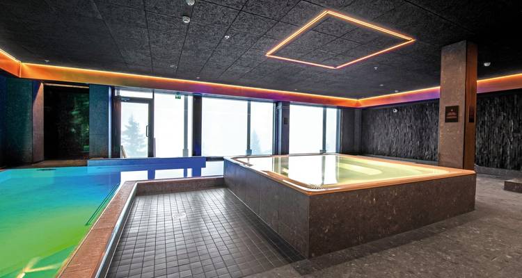 Intérieur d'un spa avec une piscine et un éclairage moderne.