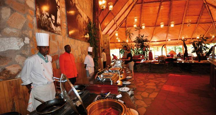 Espace de restauration buffet rustique avec chefs et invités à l'intérieur.