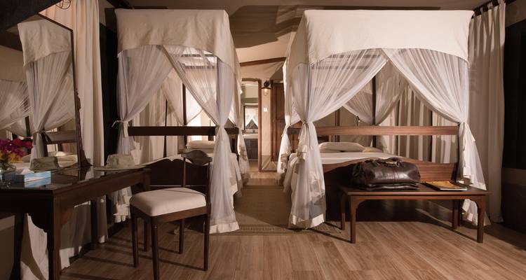 Intérieur luxueux d'une chambre de safari africain sous tente.