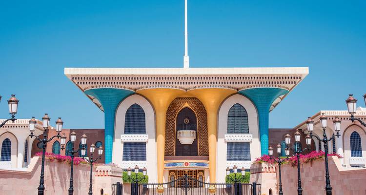 Farbenfroher Palast mit einer blauen Kuppel unter klarem Himmel