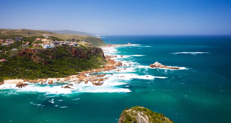 Kustlandschap met rotsen en oceaan