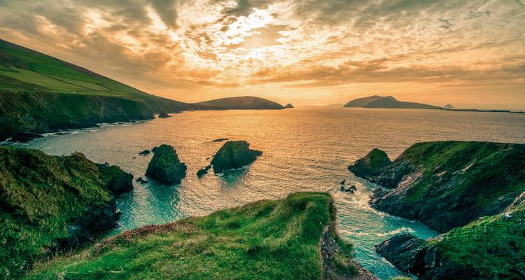 Der goldene Sonnenuntergang erleuchtet dramatische Meeresfelsen und raue Klippen auf der Dingle-Halbinsel.