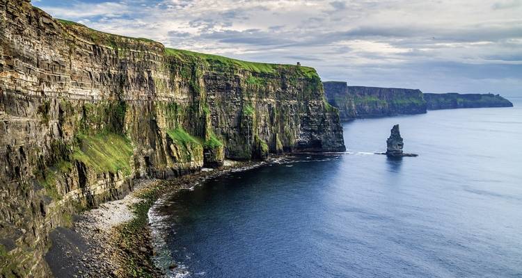 Vue panoramique des falaises de Moher au bord de mer.