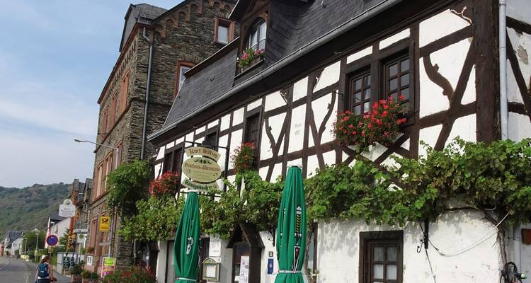 Une rue pittoresque de village avec des maisons traditionnelles à colombages.