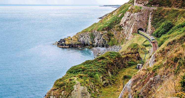 Schilderachtig kustspoorwegspoor dat door kliffen snijdt.