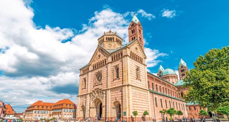 Historische Kathedrale mit Menschen, die in der Nähe spazieren gehen.