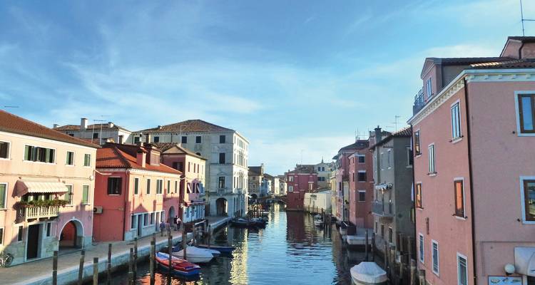 Canal avec des bâtiments colorés et des bateaux.
