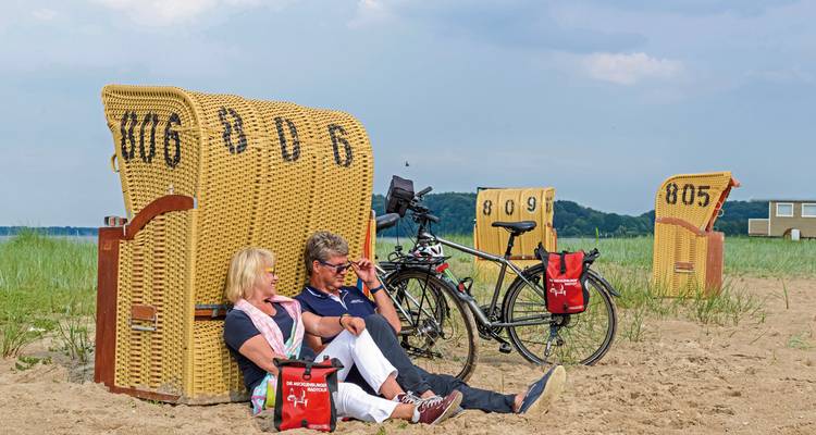 Stel ontspant op een strand met fietsen.