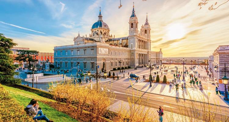 Großes architektonisches Gebäude mit einer Kuppel im Abendlicht.