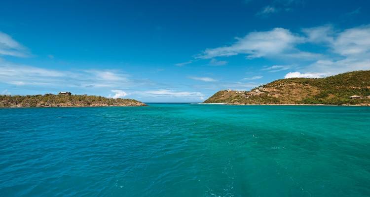 Océan bleu clair avec des îles en arrière-plan.