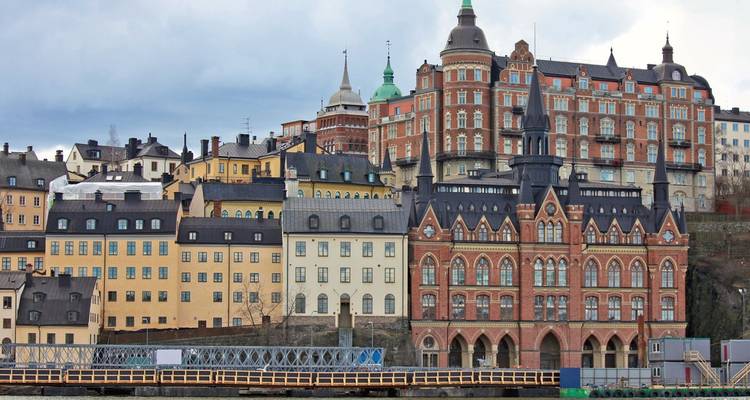 Vue de bâtiments historiques colorés le long d'un front de mer avec un pont à Stockholm, Suède.