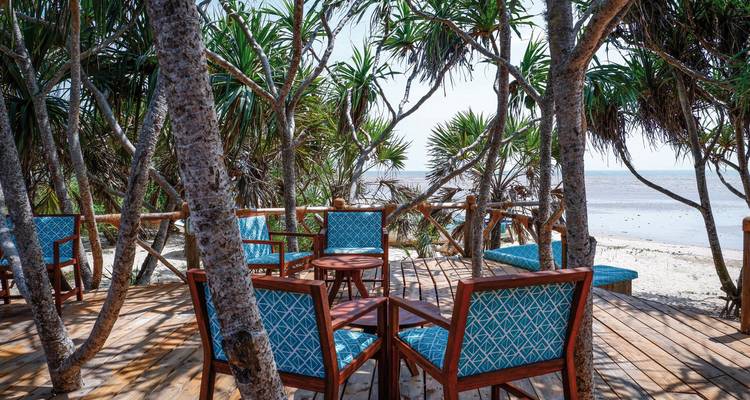 Strandrestaurant umgeben von üppiger Vegetation.