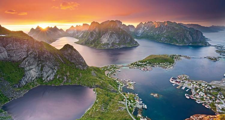Luchtfoto van de Lofoten-eilanden met dramatisch berglandschap en zonsondergang