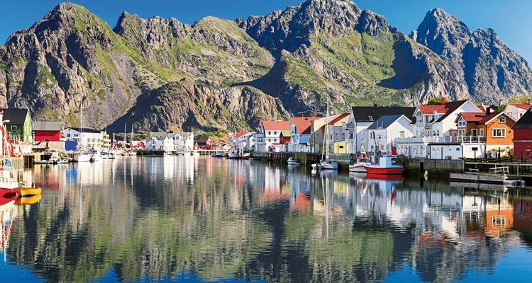 Vissersdorp in Lofoten met bergreflectie in het water