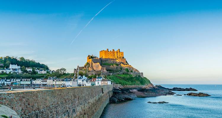 Château de Mont Orgueil surplombant la mer et le village.