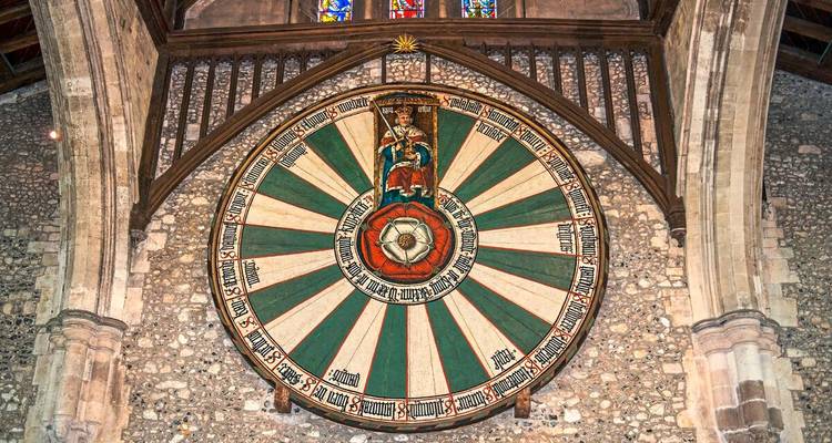 Mesa Redonda histórica pintada del Rey Arturo montada dentro de una sala de piedra medieval