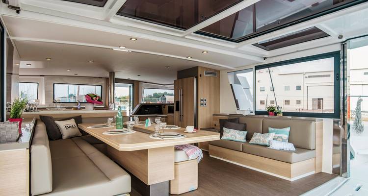 Innenraum einer Yacht mit Ess- und Loungebereich.