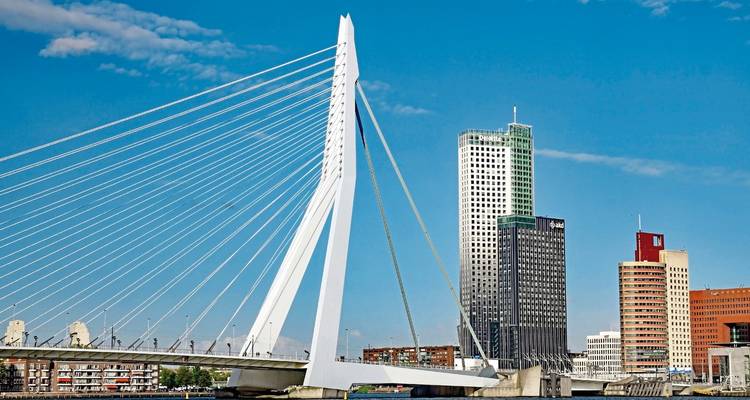 Pont moderne et gratte-ciel dans un environnement urbain.