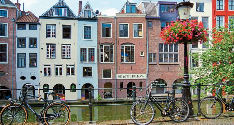 Un canal avec des vélos et des bâtiments colorés le long de l'eau.
