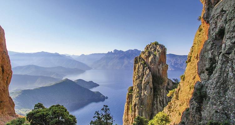 Kliffen en bergen met uitzicht op zee.