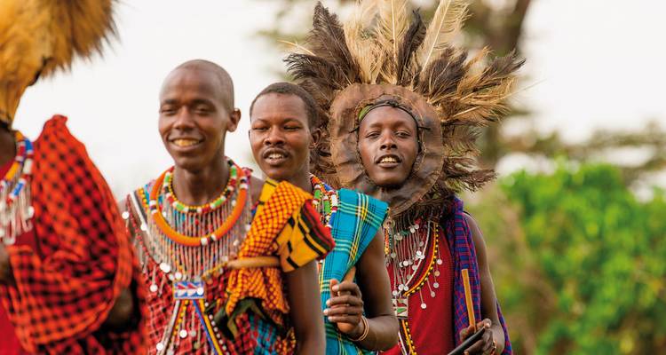 Gruppe von Menschen in traditioneller Massai-Kleidung
