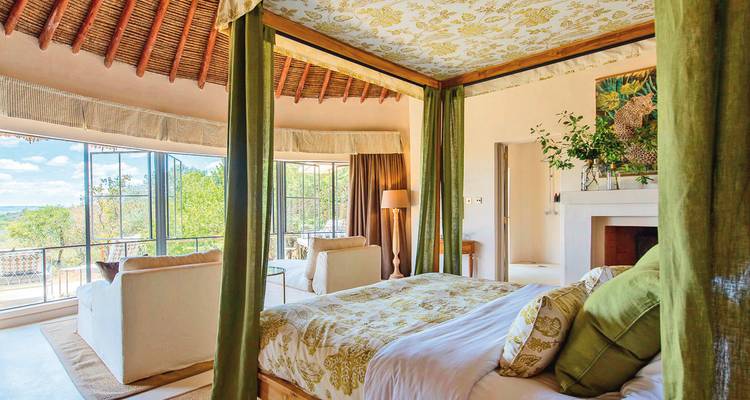 Luxuriöse Innenausstattung eines Schlafzimmers mit großen Fenstern