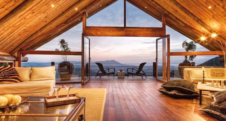 Luxueux lodge en bois avec vue panoramique sur le paysage.
