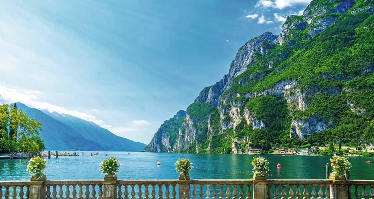 Vue d'un lac avec un arrière-plan montagneux.
