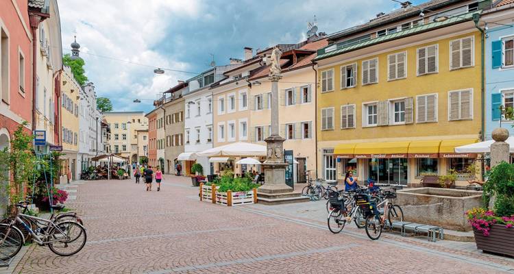 Charmante rue européenne avec des vélos et des cafés en terrasse.