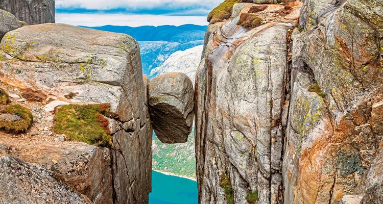 La roca Kjeragbolten suspendida entre dos acantilados sobre un fiordo.