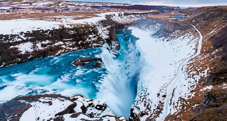 La puissante cascade de Gullfoss entourée de neige et de glace.