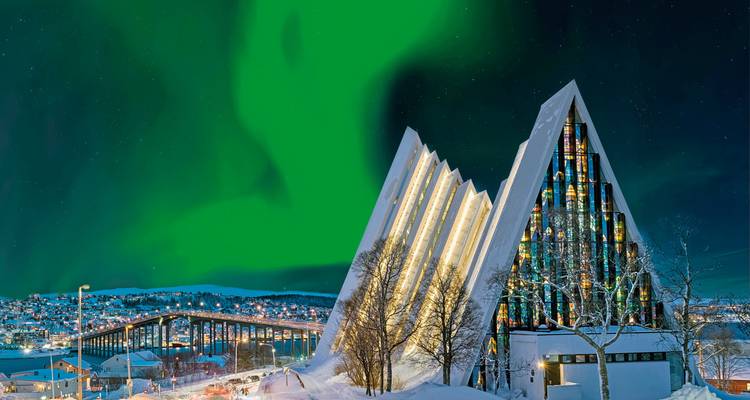 Aurores boréales au-dessus de la cathédrale arctique avec paysage enneigé.