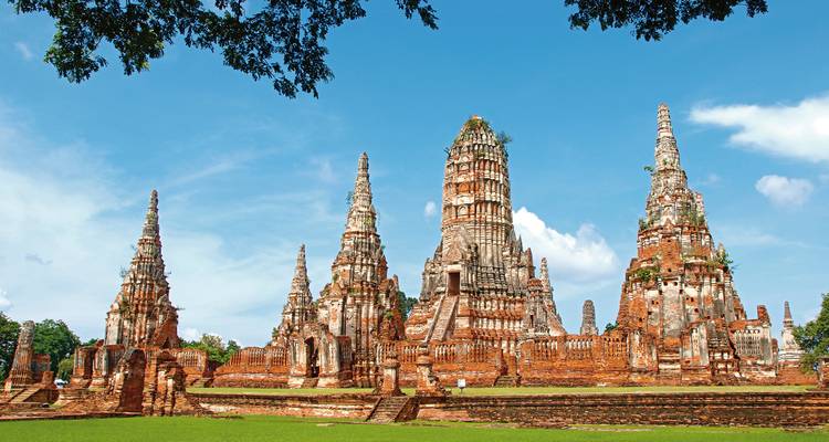 Complexe de temples anciens sous un ciel clair.