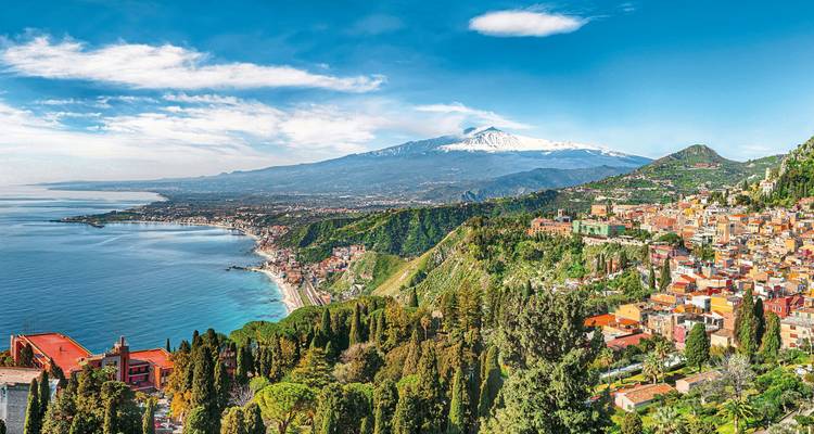 Panoramisch uitzicht op de kustlijn met de Etna.