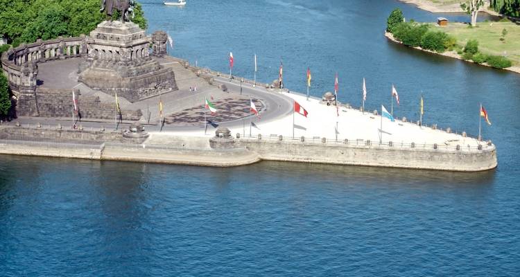 Péninsule avec une vaste zone entourée d'eau et de drapeaux.