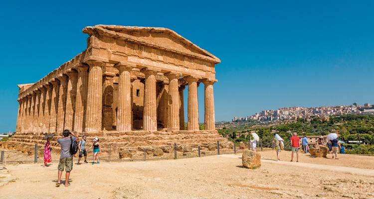 Menschen, die in der Nähe des Concordia-Tempels in Agrigento, Italien, spazieren gehen.