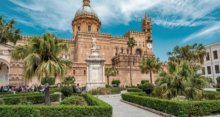 Dom von Palermo mit üppigen Gärten im Vordergrund.