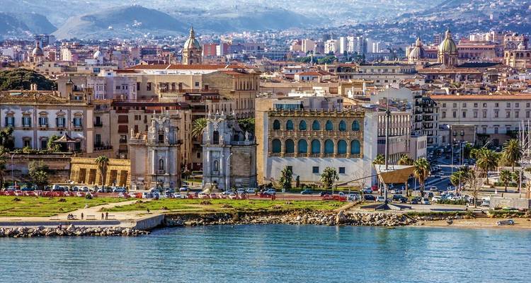 Luftaufnahme der Stadtlandschaft von Palermo am Wasser.