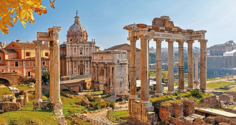 Römisches Forum im Herbst mit Ruinen und einer Basilika unter klarem Himmel.