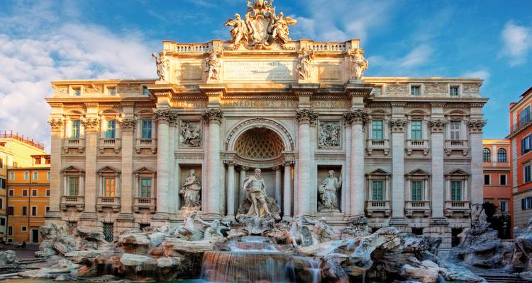 Der Trevi-Brunnen in Rom bei Sonnenuntergang mit fließendem Wasser.
