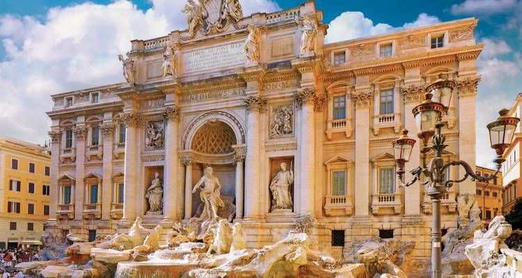 Fontaine de Trevi à Rome avec une lumière solaire éclatante mettant en valeur ses sculptures détaillées.