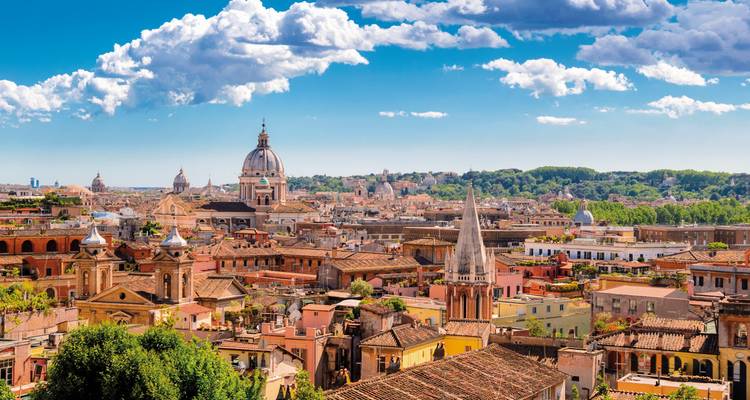 Une vue panoramique de Rome avec le dôme de la basilique Saint-Pierre en évidence.
