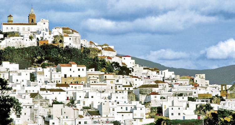 Weiß getünchte Gebäude an einem Hang in einer spanischen Stadt.