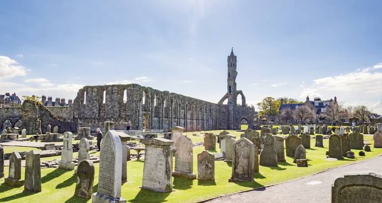 Ruinas de una catedral con lápidas.