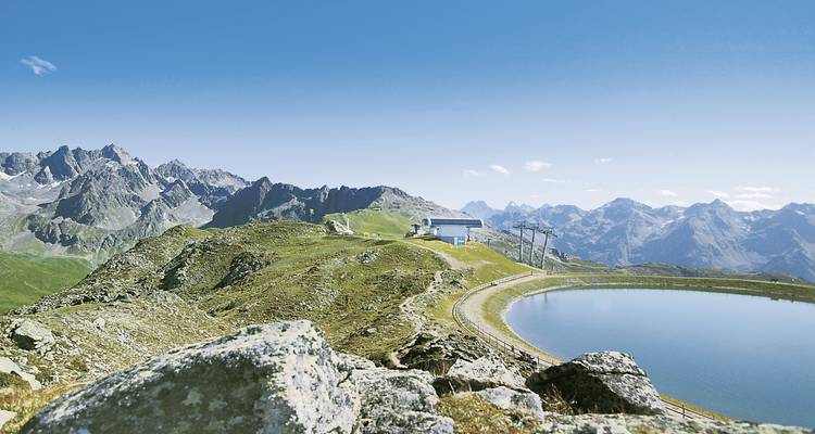 Paysage de montagne avec un lac et des crêtes lointaines
