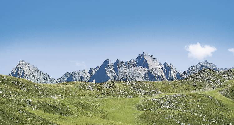 Sommets montagneux avec un ciel dégagé
