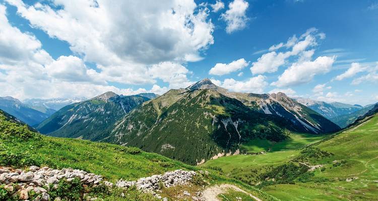 Vue sur la vallée de montagne avec des collines ondulantes