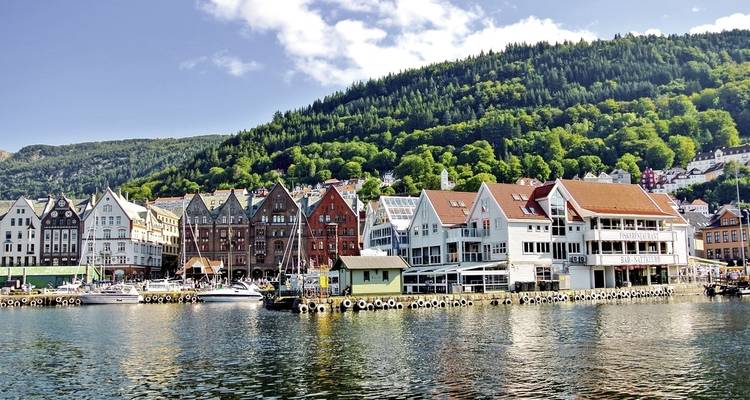 Eine schöne Hafenstadt mit bunten Gebäuden, eingebettet an einem Fjord.
