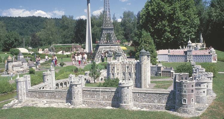 Un parc avec des modèles miniatures de monuments célèbres.